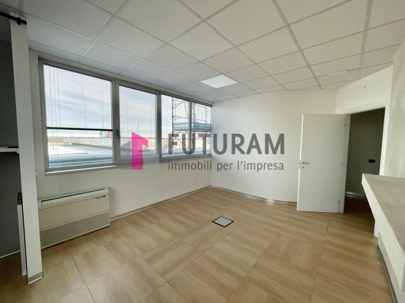 RIF: V117NM - PADOVA - PER INFO 340 335 8378 - 0444/310220

Propongo in vendita un ufficio di 100...