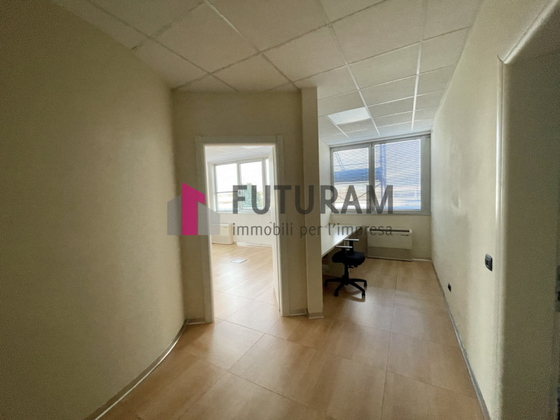 RIF: V117NM - PADOVA - PER INFO 340 335 8378 - 0444/310220

Propongo in vendita un ufficio di 100...