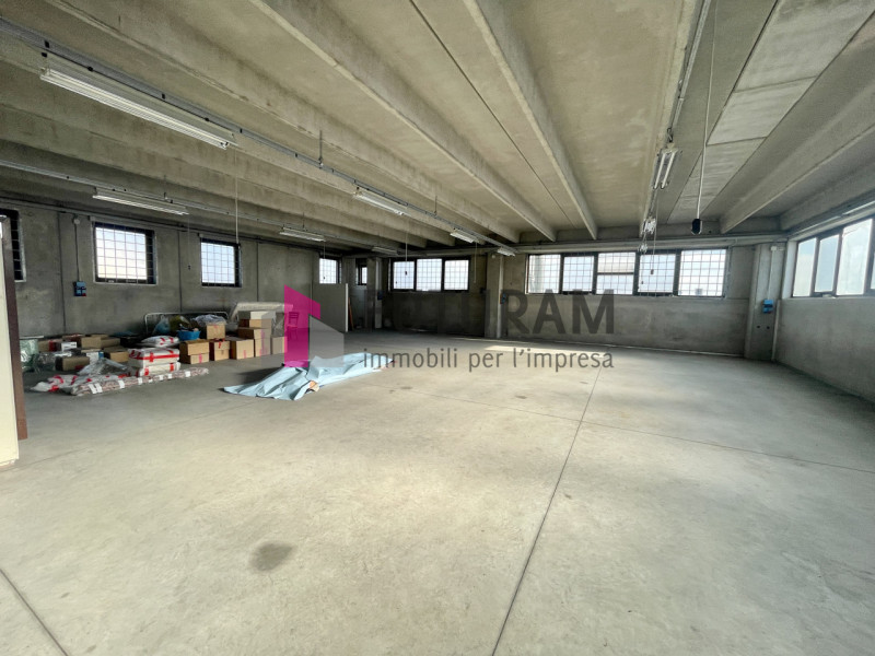 RIF: 118NM - PADOVA - PER INFO 340 335 8378 - 0444/310220

Propongo in vendita un capannone di 16...