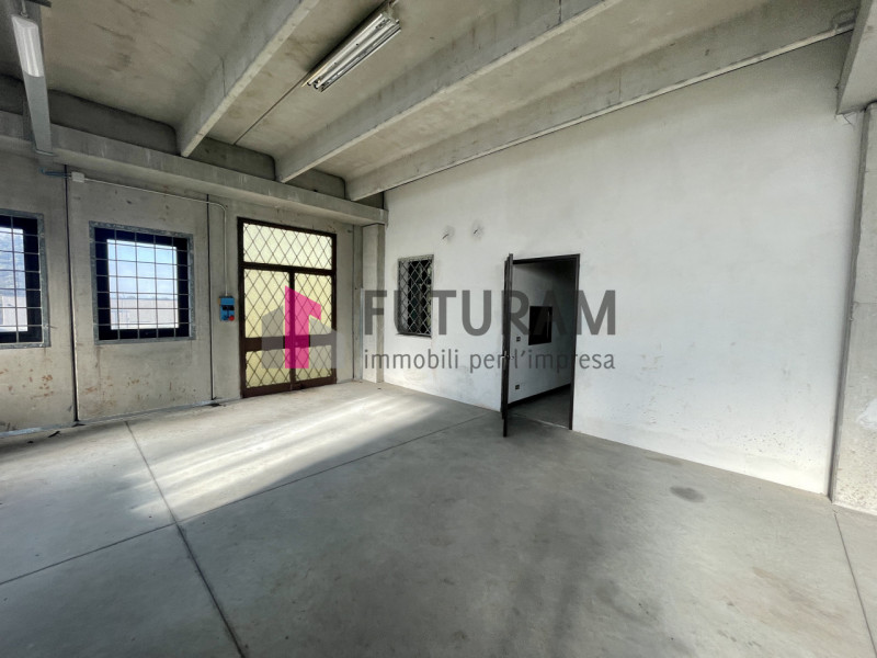 RIF: 118NM - PADOVA - PER INFO 340 335 8378 - 0444/310220

Propongo in vendita un capannone di 16...