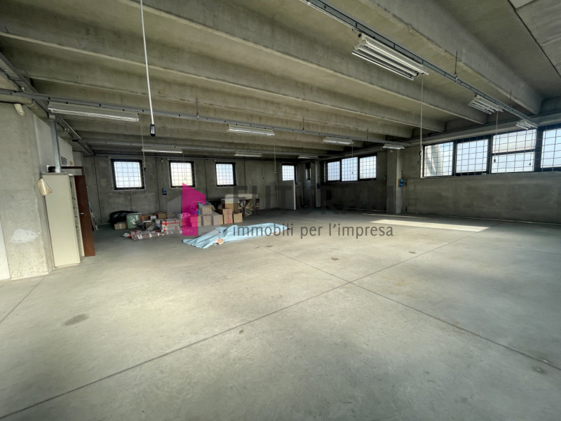 RIF: 118NM - PADOVA - PER INFO 340 335 8378 - 0444/310220

Propongo in vendita un capannone di 16...