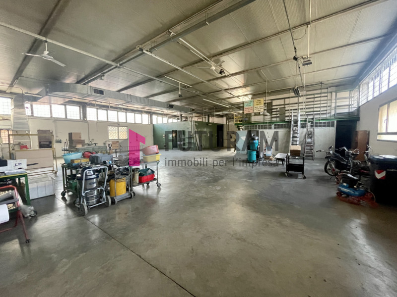 RIF: 118NM - PADOVA - PER INFO 340 335 8378 - 0444/310220

Propongo in vendita un capannone di 16...