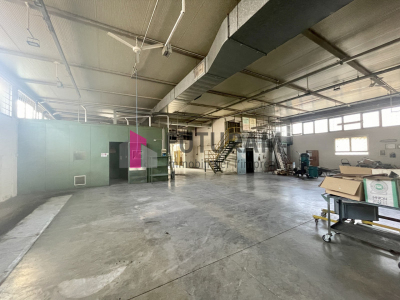 RIF: 118NM - PADOVA - PER INFO 340 335 8378 - 0444/310220

Propongo in vendita un capannone di 16...