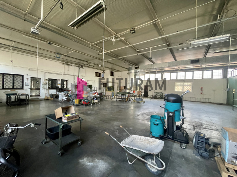 RIF: 118NM - PADOVA - PER INFO 340 335 8378 - 0444/310220

Propongo in vendita un capannone di 16...