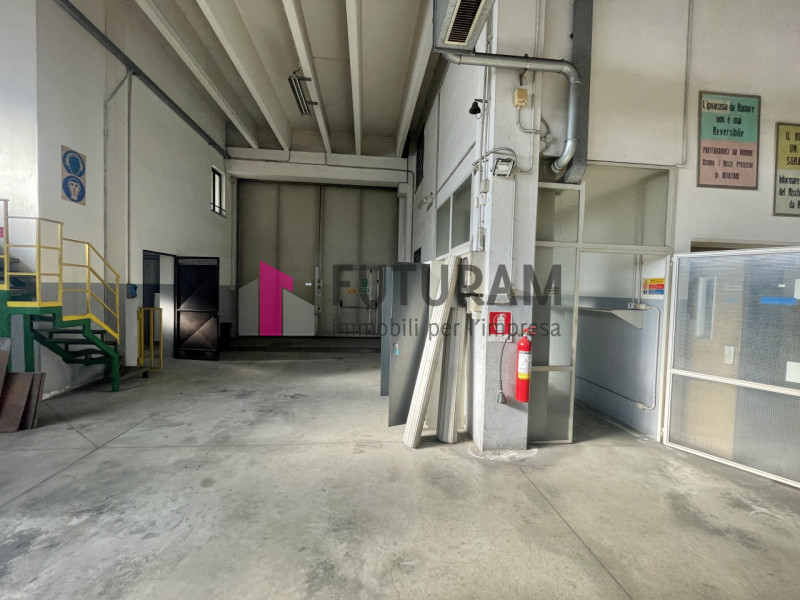 RIF: 118NM - PADOVA - PER INFO 340 335 8378 - 0444/310220

Propongo in vendita un capannone di 16...