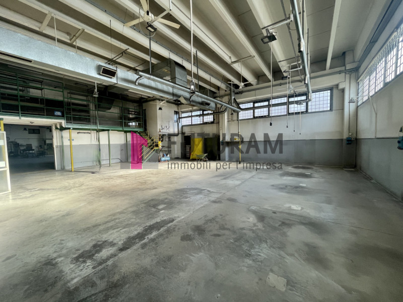 RIF: 118NM - PADOVA - PER INFO 340 335 8378 - 0444/310220

Propongo in vendita un capannone di 16...