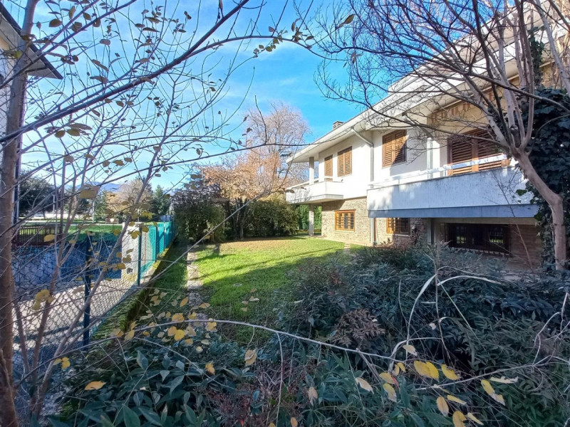 SCHIO, ZONA SANTA CROCE: VILLA INDIPENDENTE CON AMPIO GIARDINO, COD. 4580, EURO 370.000

A pochi ...