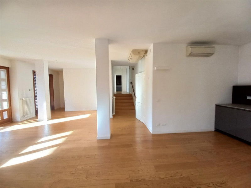SCHIO, ZONA SANTA CROCE: VILLA INDIPENDENTE CON AMPIO GIARDINO, COD. 4580, EURO 370.000

A pochi ...