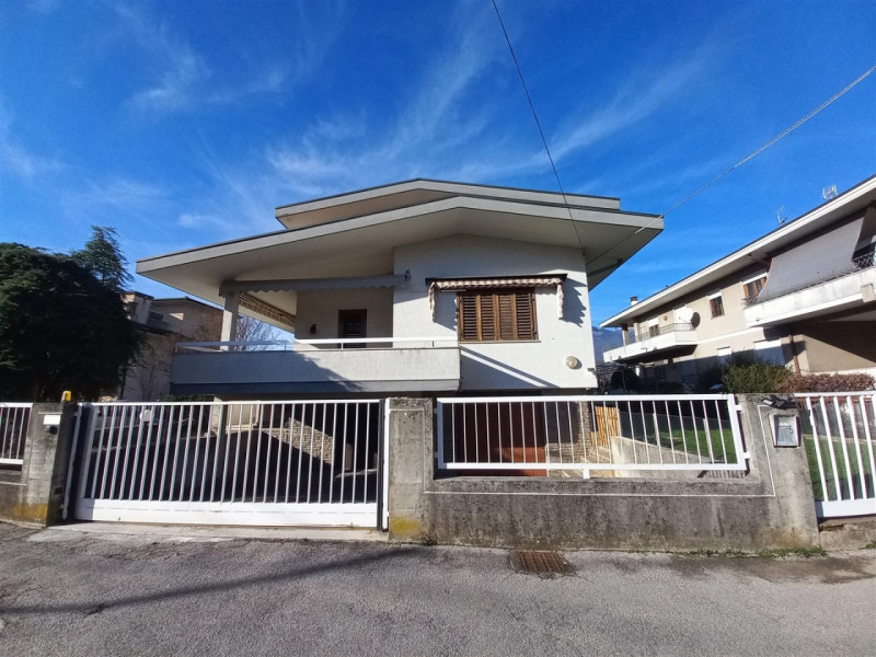 SCHIO-ZONA SANTA CROCE: CASA INDIPENDENTE CON DOPPIA AUTORIMESSA, TAVERNA E GIARDINO. DOTATA DI M...