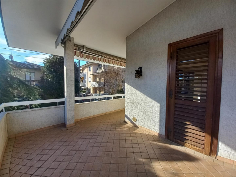 SCHIO, ZONA SANTA CROCE: VILLA INDIPENDENTE CON AMPIO GIARDINO, COD. 4580, EURO 345.000

A pochi ...