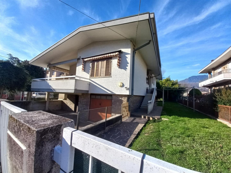SCHIO, ZONA SANTA CROCE: VILLA INDIPENDENTE CON AMPIO GIARDINO, COD. 4580, EURO 345.000

A pochi ...
