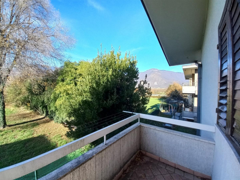 SCHIO-ZONA SANTA CROCE: CASA INDIPENDENTE CON DOPPIA AUTORIMESSA, TAVERNA E GIARDINO. DOTATA DI M...