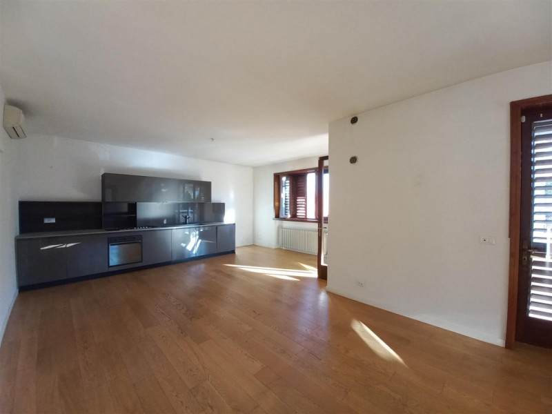 SCHIO-ZONA SANTA CROCE: CASA INDIPENDENTE CON DOPPIA AUTORIMESSA, TAVERNA E GIARDINO. DOTATA DI M...