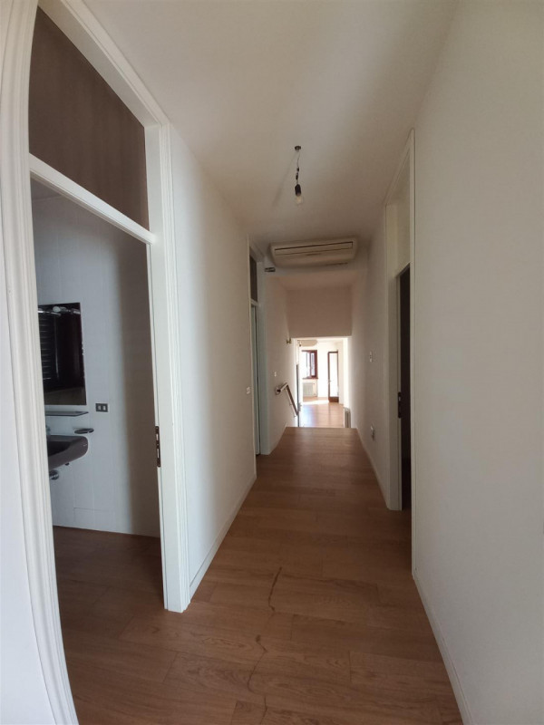 SCHIO, ZONA SANTA CROCE: VILLA INDIPENDENTE CON AMPIO GIARDINO, COD. 4580, EURO 370.000

A pochi ...