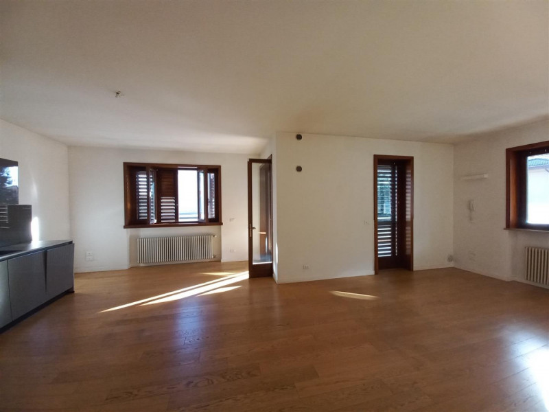 SCHIO, ZONA SANTA CROCE: VILLA INDIPENDENTE CON AMPIO GIARDINO, COD. 4580, EURO 370.000

A pochi ...