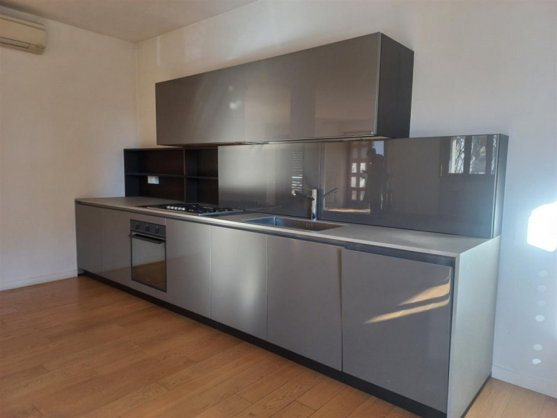 SCHIO, ZONA SANTA CROCE: VILLA INDIPENDENTE CON AMPIO GIARDINO, COD. 4580, EURO 370.000

A pochi ...