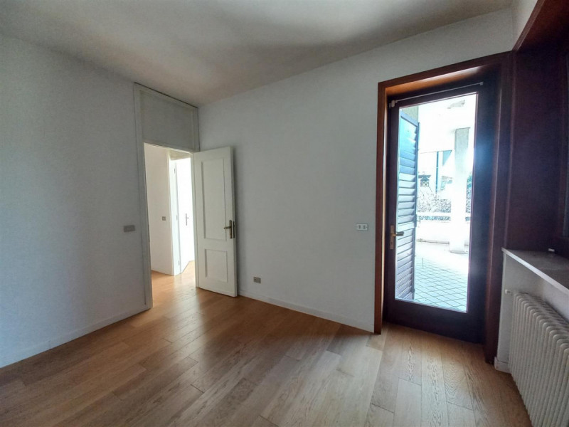 SCHIO, ZONA SANTA CROCE: VILLA INDIPENDENTE CON AMPIO GIARDINO, COD. 4580, EURO 345.000

A pochi ...