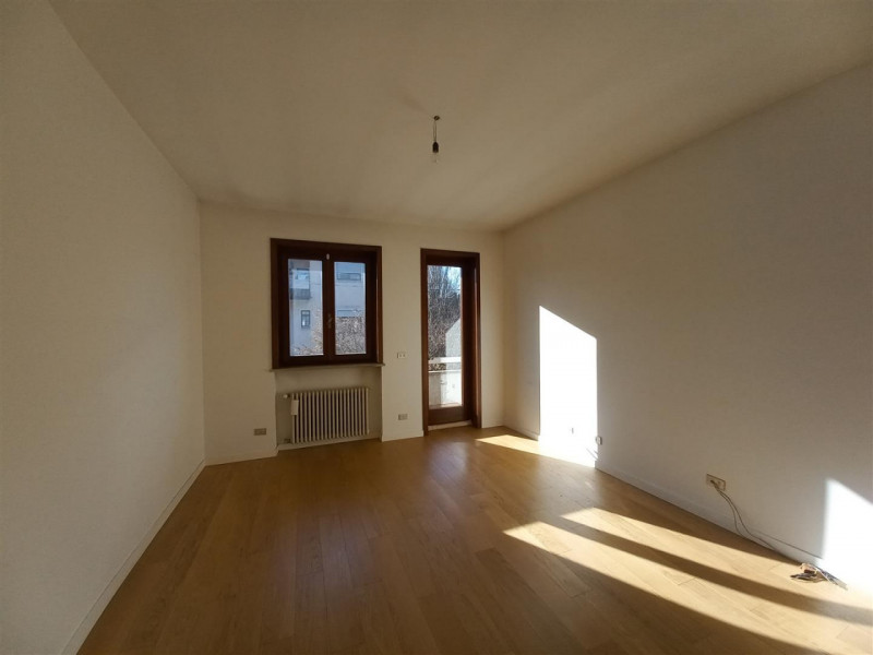 SCHIO-ZONA SANTA CROCE: CASA INDIPENDENTE CON DOPPIA AUTORIMESSA, TAVERNA E GIARDINO. DOTATA DI M...