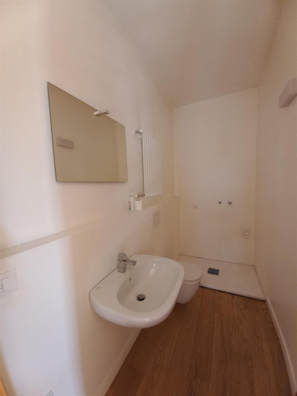 SCHIO-ZONA SANTA CROCE: CASA INDIPENDENTE CON DOPPIA AUTORIMESSA, TAVERNA E GIARDINO. DOTATA DI M...