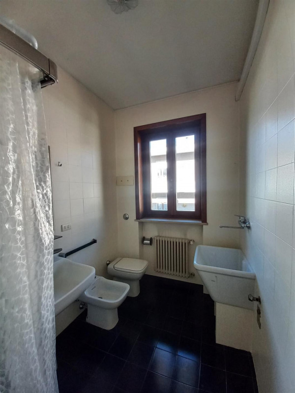 SCHIO-ZONA SANTA CROCE: CASA INDIPENDENTE CON DOPPIA AUTORIMESSA, TAVERNA E GIARDINO. DOTATA DI M...