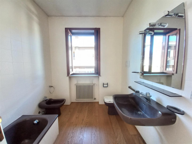 SCHIO-ZONA SANTA CROCE: CASA INDIPENDENTE CON DOPPIA AUTORIMESSA, TAVERNA E GIARDINO. DOTATA DI M...