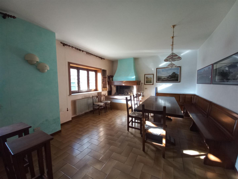 SCHIO-ZONA SANTA CROCE: CASA INDIPENDENTE CON DOPPIA AUTORIMESSA, TAVERNA E GIARDINO. DOTATA DI M...