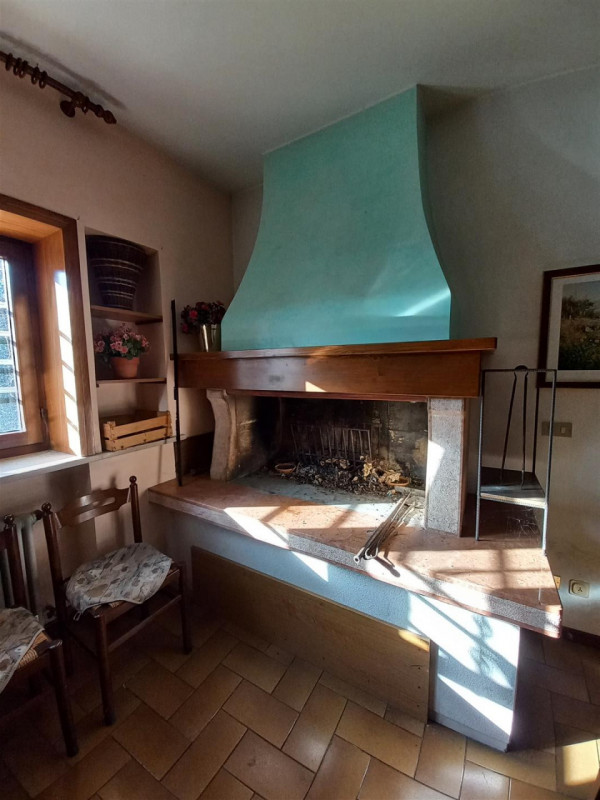 SCHIO-ZONA SANTA CROCE: CASA INDIPENDENTE CON DOPPIA AUTORIMESSA, TAVERNA E GIARDINO. DOTATA DI M...