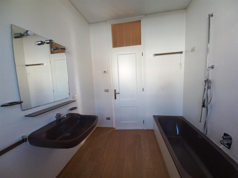 SCHIO, ZONA SANTA CROCE: VILLA INDIPENDENTE CON AMPIO GIARDINO, COD. 4580, EURO 345.000

A pochi ...