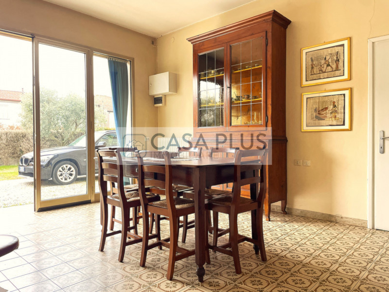 Tombolo, a due passi dal centro del paese, comoda a tutti i servizi, proponiamo in vendita casa i...