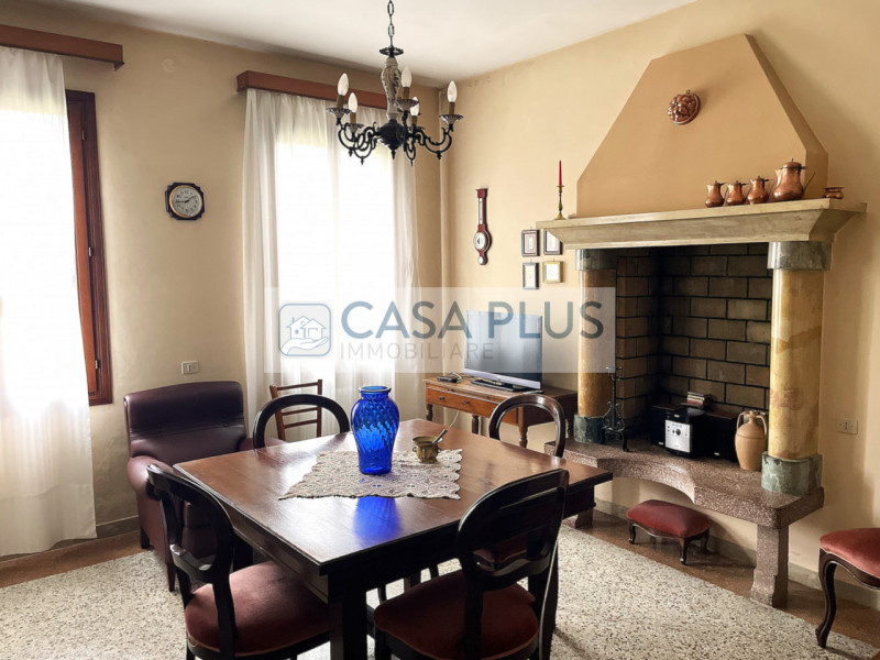 Tombolo, a due passi dal centro del paese, comoda a tutti i servizi, proponiamo in vendita casa i...