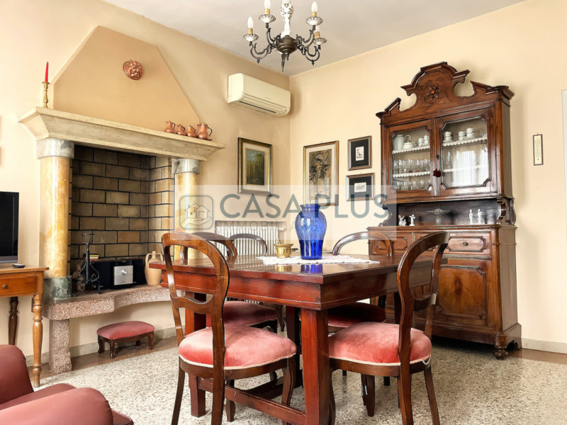 Tombolo, a due passi dal centro del paese, comoda a tutti i servizi, proponiamo in vendita casa i...