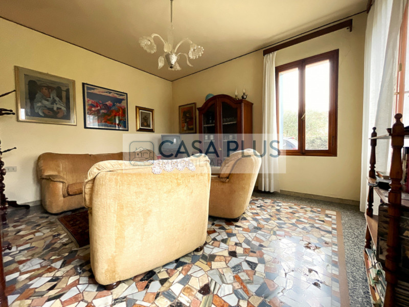 Tombolo, a due passi dal centro del paese, comoda a tutti i servizi, proponiamo in vendita casa i...