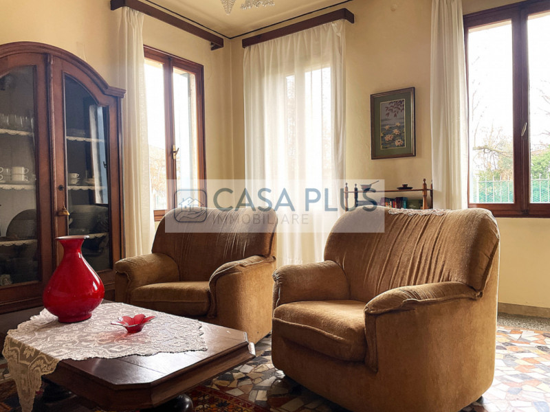 Tombolo, a due passi dal centro del paese, comoda a tutti i servizi, proponiamo in vendita casa i...