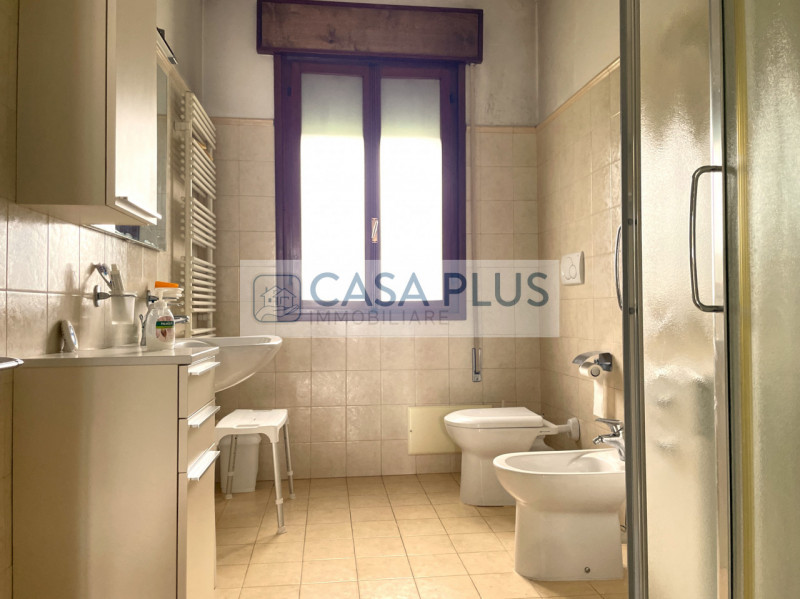 Tombolo, a due passi dal centro del paese, comoda a tutti i servizi, proponiamo in vendita casa i...