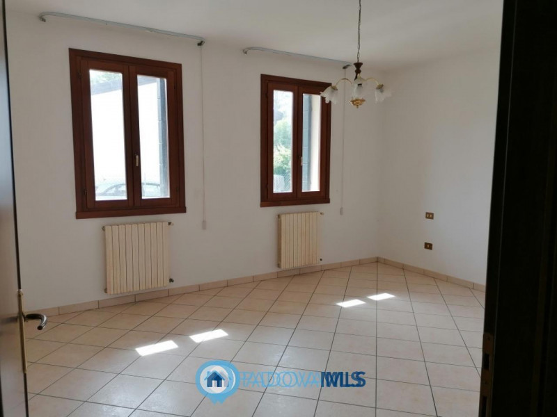 Immobile in esclusiva al Gruppo Padova MLS

CODEVIGO - Loc. ROSARA. 

Inserita su lotto di ca. 1....