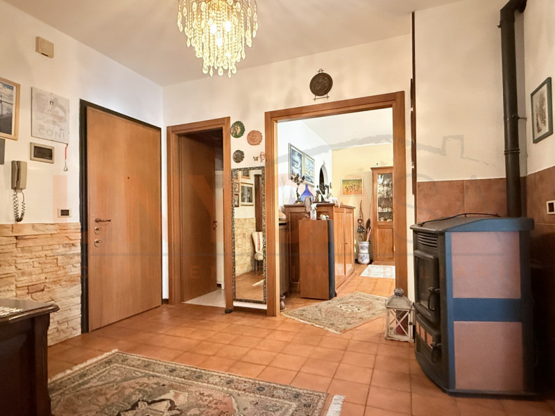 RUBANO: proponiamo in vendita un luminoso appartamento di generose metrature, situato al secondo ...