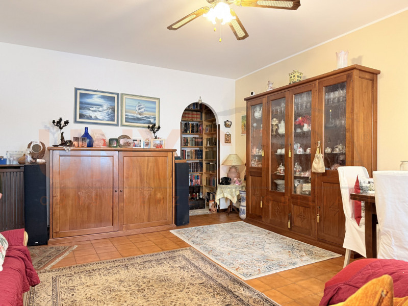 RUBANO: proponiamo in vendita un luminoso appartamento di generose metrature, situato al secondo ...