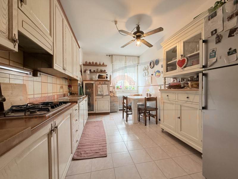 RUBANO: proponiamo in vendita un luminoso appartamento di generose metrature, situato al secondo ...