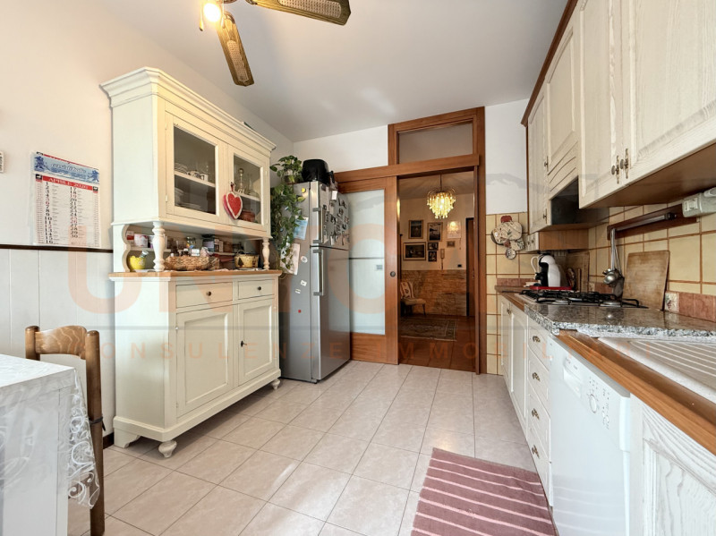 RUBANO: proponiamo in vendita un luminoso appartamento di generose metrature, situato al secondo ...