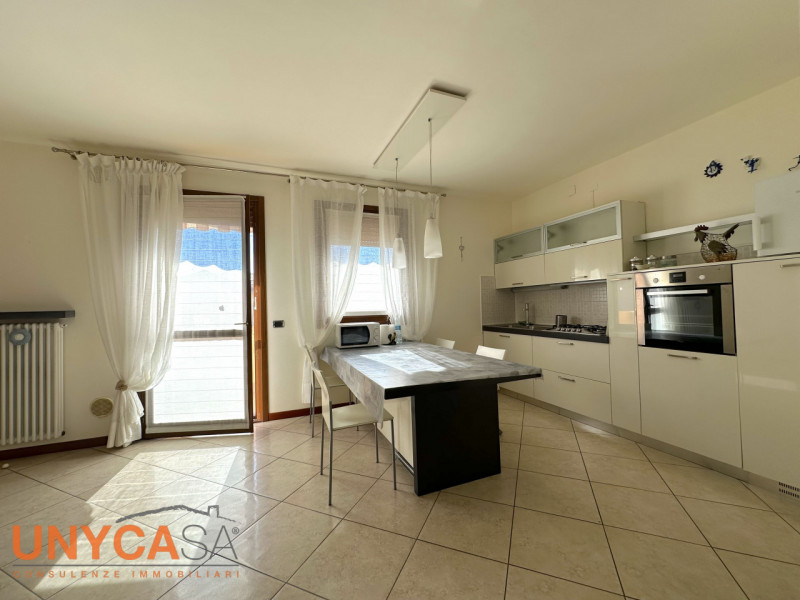 Situato nel cuore di Montegrotto Terme, proponiamo appartamento luminoso bicamere in contesto con...