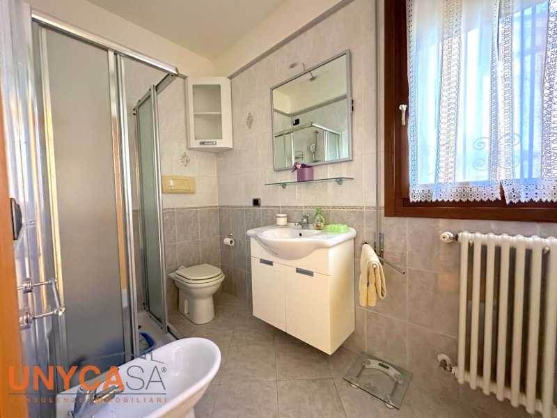 Situato nel cuore di Montegrotto Terme, proponiamo appartamento luminoso bicamere in contesto con...