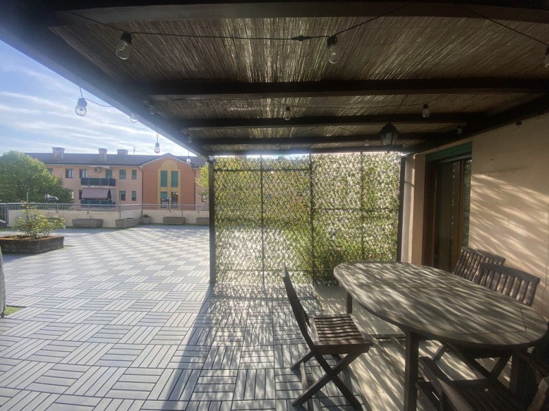 In vendita, nel cuore di Veggiano, proponiamo un affascinante appartamento trilocale arredato al ...