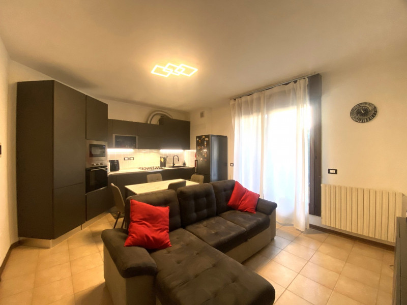 In vendita, nel cuore di Veggiano, proponiamo un affascinante appartamento trilocale arredato al ...