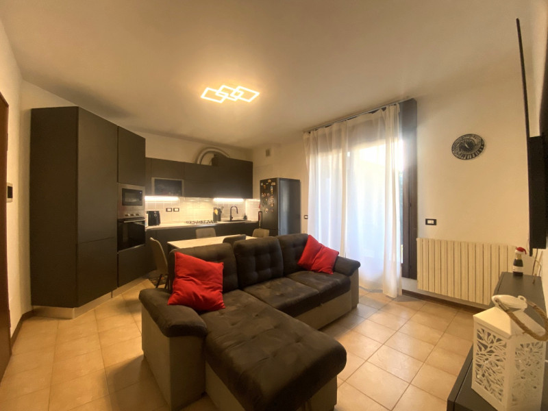 In vendita, nel cuore di Veggiano, proponiamo un affascinante appartamento trilocale arredato al ...