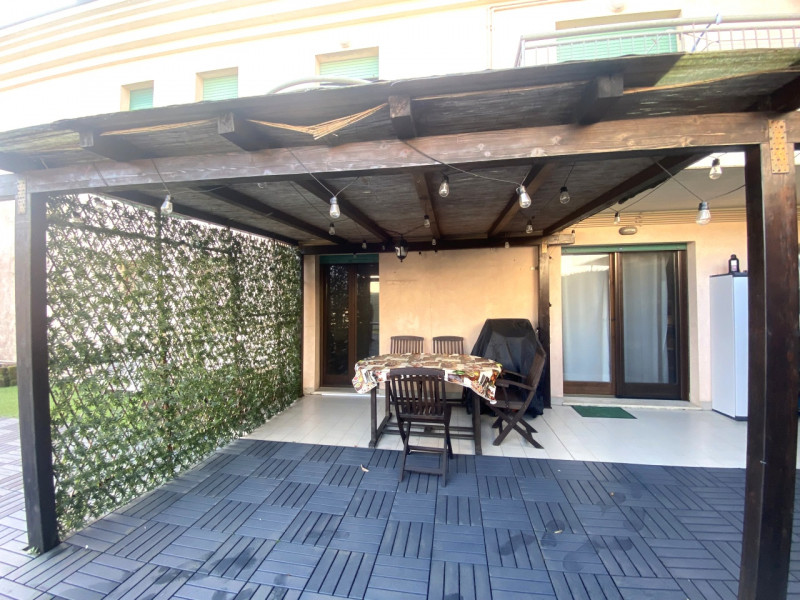 In vendita, nel cuore di Veggiano, proponiamo un affascinante appartamento trilocale arredato al ...