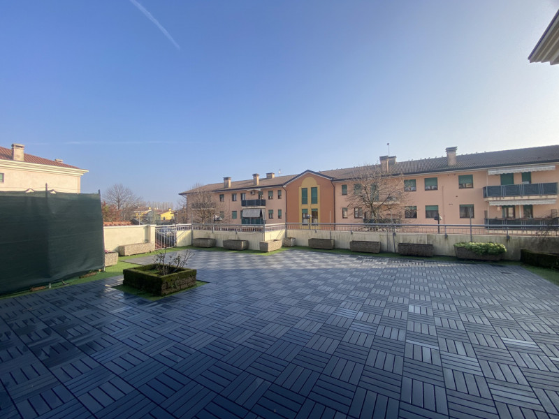 In vendita, nel cuore di Veggiano, proponiamo un affascinante appartamento trilocale al primo pia...