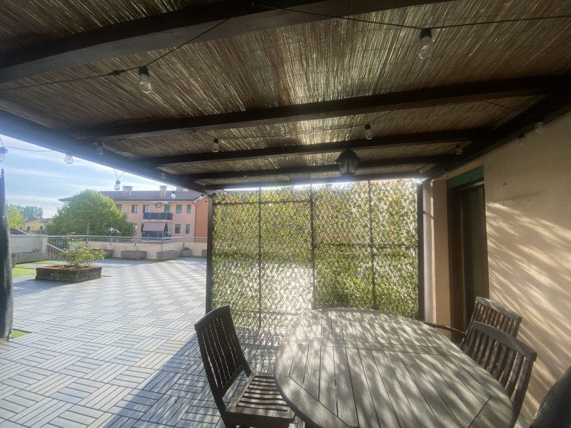 In vendita, nel cuore di Veggiano, proponiamo un affascinante appartamento trilocale arredato al ...