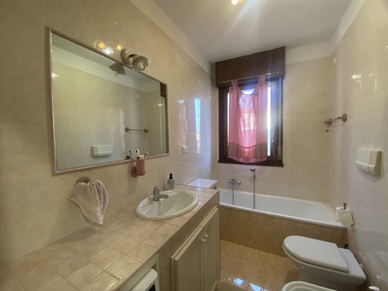 In vendita, nel cuore di Veggiano, proponiamo un affascinante appartamento trilocale al primo pia...