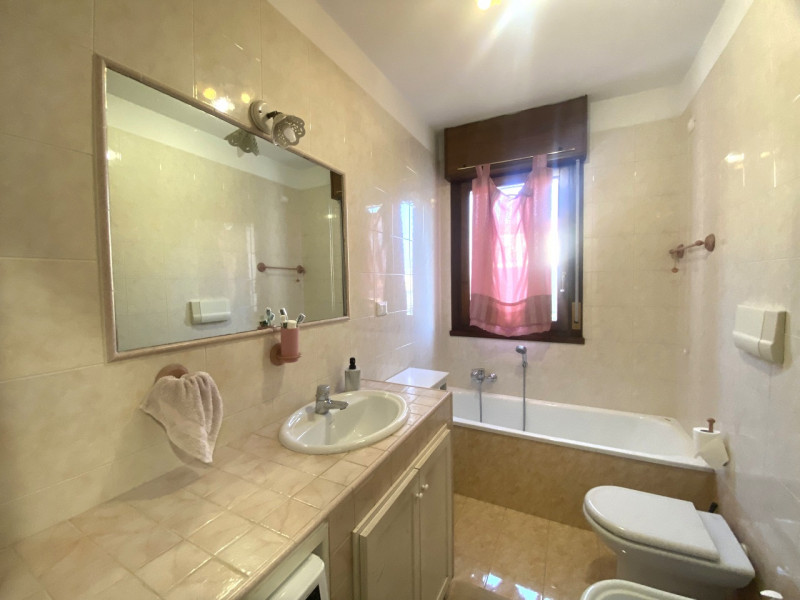 In vendita, nel cuore di Veggiano, proponiamo un affascinante appartamento trilocale arredato al ...