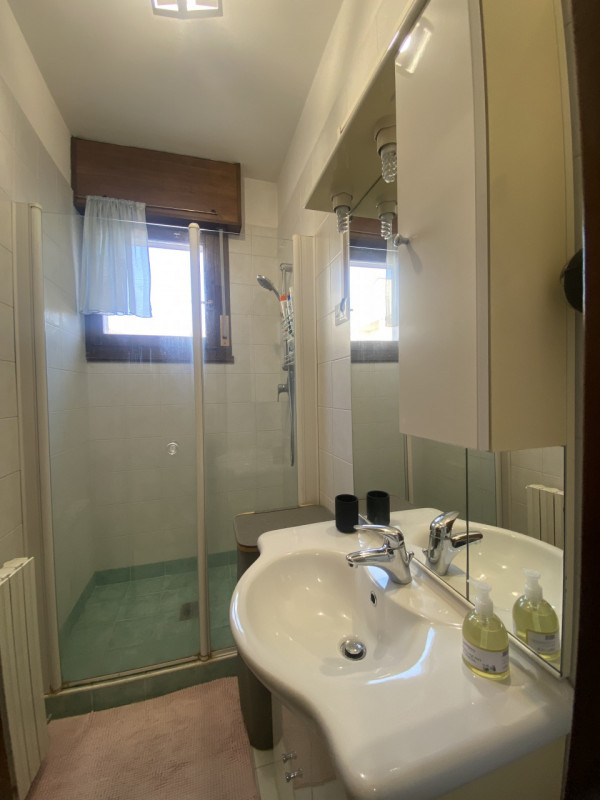 In vendita, nel cuore di Veggiano, proponiamo un affascinante appartamento trilocale al primo pia...